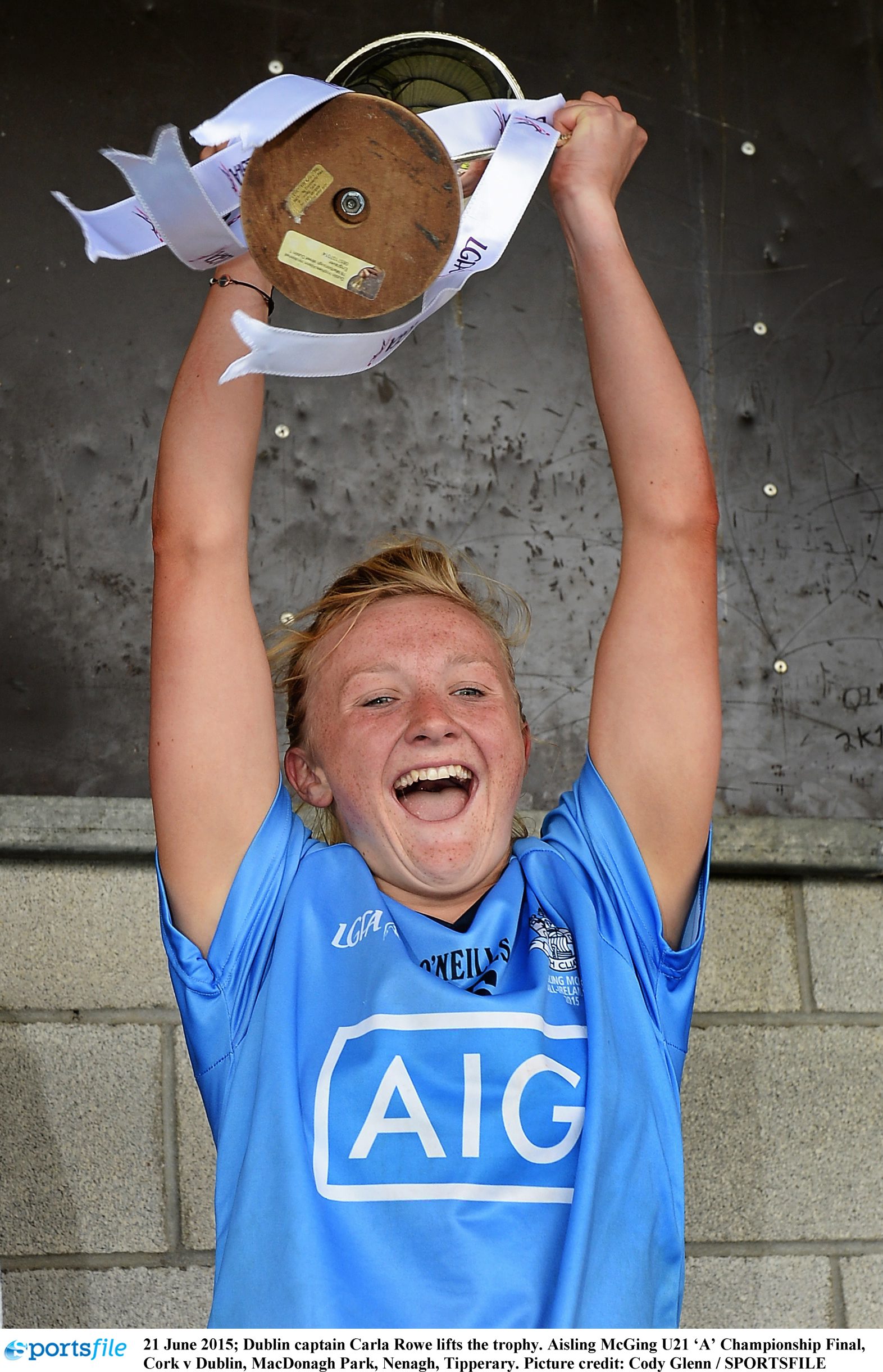 21 June 2015; Dublin captain Carla Rowe lifts the trophy. Aisling McGing U21 A Championship Final, Cork v Dublin, MacDonagh Park, Nenagh, Tipperary. Picture credit: Cody Glenn / SPORTSFILE