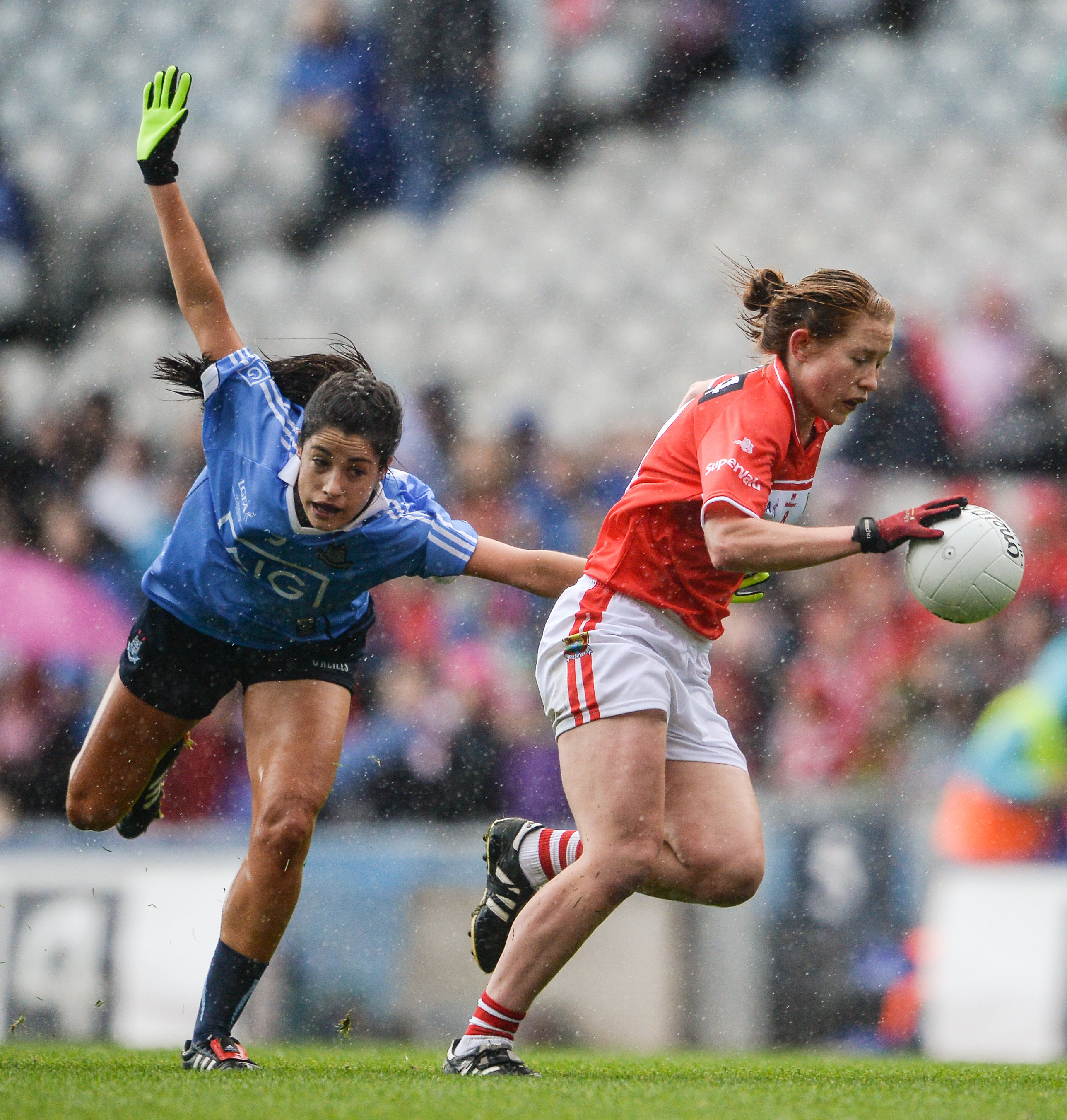 25 September 2016; Rena Buckley of Cork in action against Molly Lamb of Dublin during the Ladies Football All-Ireland Senior Football Championship Final match between Cork and Dublin at Croke Park in Dublin.  Photo by Seb Daly/Sportsfile *** NO REPRODUCTION FEE ***